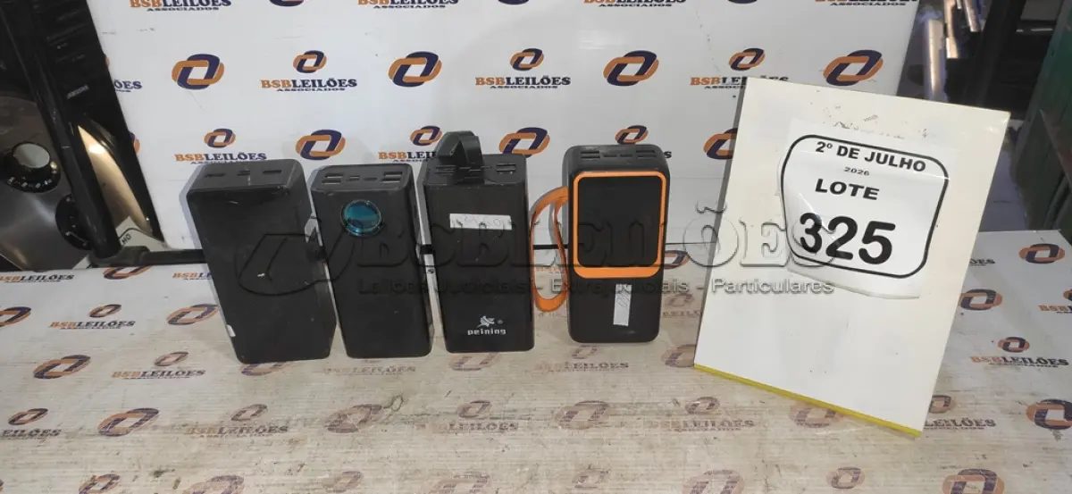 LOTE 325 - 04 POWER BANK DE MARCAS DIVERSAS. (NO ESTADO) ATENÇÃO! FAZER A VISITAÇÃO ANTES DE ARREMATAR, NÃO SABEMOS SE FUNCIONA, LEILÃO NÃO TEM GARANTIA E NEM DEVOLUÇÃO, SUJEITO A POSSÍVEIS AVARIAS VISÍVEIS/OCULTAS E/OU AUSÊNCIA DE COMPONENTES.