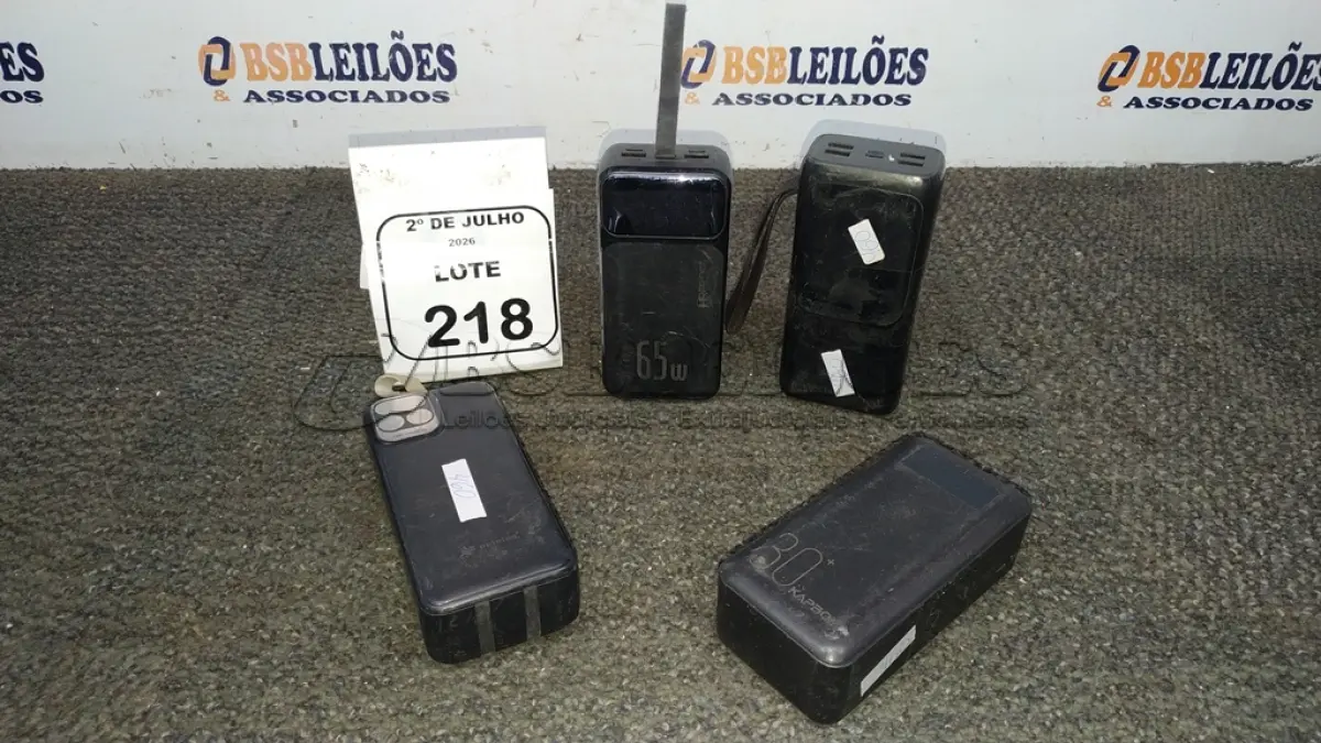 LOTE 218 - 04 POWER BANK DE MARCAS DIVERSAS. (NO ESTADO) ATENÇÃO! FAZER A VISITAÇÃO ANTES DE ARREMATAR, NÃO SABEMOS SE FUNCIONA, LEILÃO NÃO TEM GARANTIA E NEM DEVOLUÇÃO, SUJEITO A POSSÍVEIS AVARIAS VISÍVEIS/OCULTAS E/OU AUSÊNCIA DE COMPONENTES.