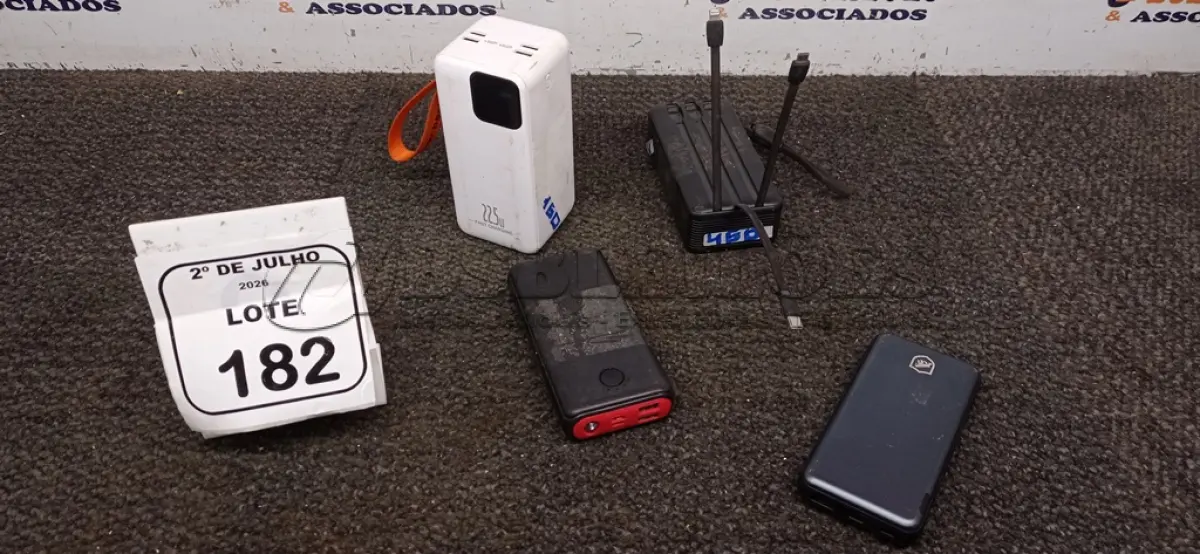 LOTE 182 - 04 POWER BANK DE MARCAS DIVERSAS. (NO ESTADO) ATENÇÃO! FAZER A VISITAÇÃO ANTES DE ARREMATAR, NÃO SABEMOS SE FUNCIONA, LEILÃO NÃO TEM GARANTIA E NEM DEVOLUÇÃO, SUJEITO A POSSÍVEIS AVARIAS VISÍVEIS/OCULTAS E/OU AUSÊNCIA DE COMPONENTES.