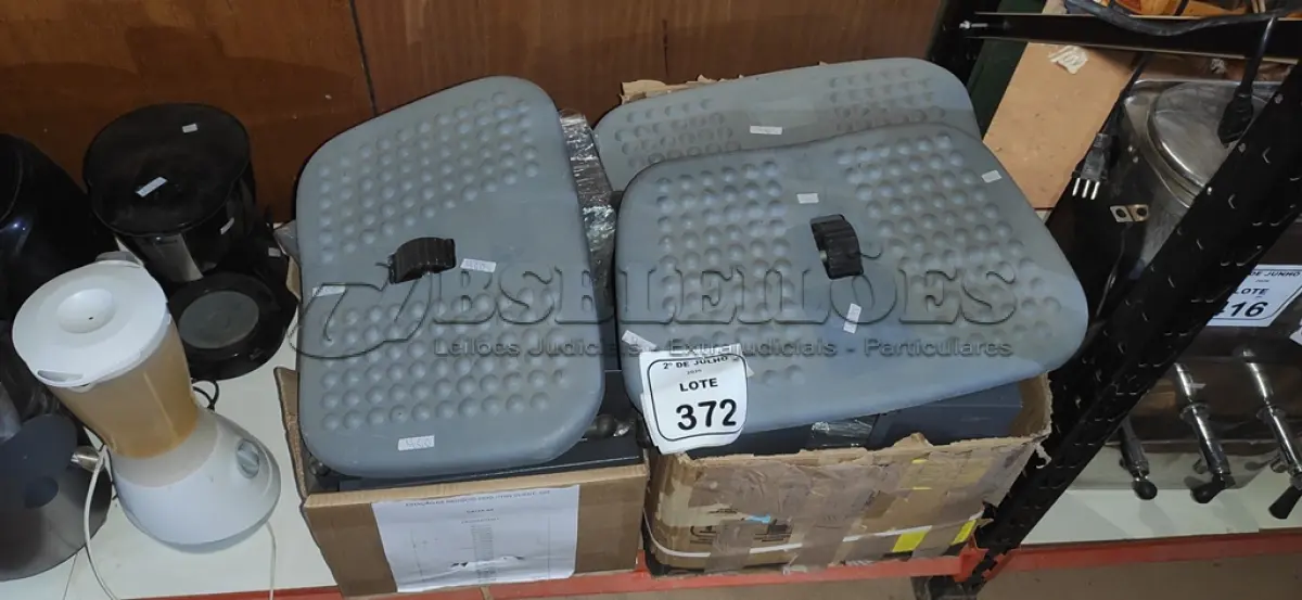 LOTE 372 - 01 LOTE COM VÁRIAS CAIXAS DE METAL E 03 APOIOS DE PÉS. (NO ESTADO) ATENÇÃO! FAZER A VISITAÇÃO ANTES DE ARREMATAR, NÃO SABEMOS SE FUNCIONA, LEILÃO NÃO TEM GARANTIA E NEM DEVOLUÇÃO, SUJEITO A POSSÍVEIS AVARIAS VISÍVEIS/OCULTAS E/OU AUSÊNCIA DE COMPONENTES.