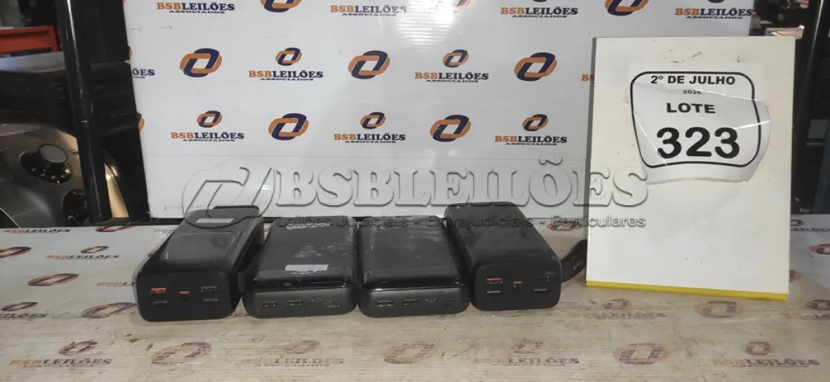 LOTE 323 - 04 POWER BANK DE MARCAS DIVERSAS. (NO ESTADO) ATENÇÃO! FAZER A VISITAÇÃO ANTES DE ARREMATAR, NÃO SABEMOS SE FUNCIONA, LEILÃO NÃO TEM GARANTIA E NEM DEVOLUÇÃO, SUJEITO A POSSÍVEIS AVARIAS VISÍVEIS/OCULTAS E/OU AUSÊNCIA DE COMPONENTES.
