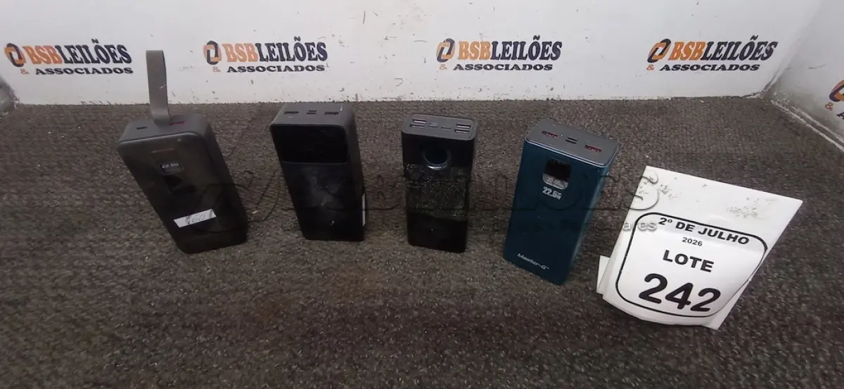 LOTE 242 - 04 POWER BANK DE MARCAS DIVERSAS. (NO ESTADO) ATENÇÃO! FAZER A VISITAÇÃO ANTES DE ARREMATAR, NÃO SABEMOS SE FUNCIONA, LEILÃO NÃO TEM GARANTIA E NEM DEVOLUÇÃO, SUJEITO A POSSÍVEIS AVARIAS VISÍVEIS/OCULTAS E/OU AUSÊNCIA DE COMPONENTES.