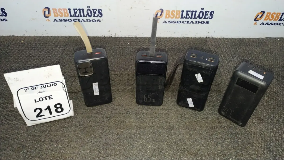 LOTE 218 - 04 POWER BANK DE MARCAS DIVERSAS. (NO ESTADO) ATENÇÃO! FAZER A VISITAÇÃO ANTES DE ARREMATAR, NÃO SABEMOS SE FUNCIONA, LEILÃO NÃO TEM GARANTIA E NEM DEVOLUÇÃO, SUJEITO A POSSÍVEIS AVARIAS VISÍVEIS/OCULTAS E/OU AUSÊNCIA DE COMPONENTES.