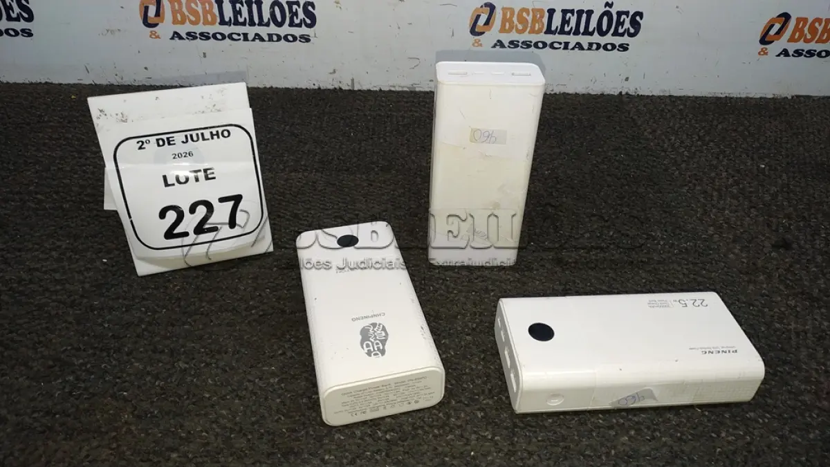 LOTE 227 - 03 POWER BANK DE MARCAS DIVERSAS. (NO ESTADO) ATENÇÃO! FAZER A VISITAÇÃO ANTES DE ARREMATAR, NÃO SABEMOS SE FUNCIONA, LEILÃO NÃO TEM GARANTIA E NEM DEVOLUÇÃO, SUJEITO A POSSÍVEIS AVARIAS VISÍVEIS/OCULTAS E/OU AUSÊNCIA DE COMPONENTES.