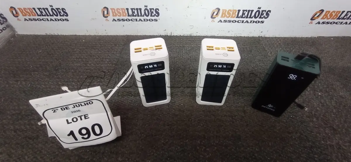 LOTE 190 - 03 POWER BANK DE MARCAS DIVERSAS. (NO ESTADO) ATENÇÃO! FAZER A VISITAÇÃO ANTES DE ARREMATAR, NÃO SABEMOS SE FUNCIONA, LEILÃO NÃO TEM GARANTIA E NEM DEVOLUÇÃO, SUJEITO A POSSÍVEIS AVARIAS VISÍVEIS/OCULTAS E/OU AUSÊNCIA DE COMPONENTES.