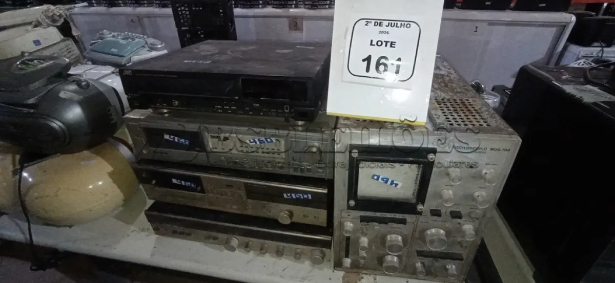 LOTE 161 - 01 APARELHO DE VÍDEO CASSETE, 01 TOCA FITAS, 01 TAPE DECK E 01 PROGRAMADOR DE ÁUDIO. (NO ESTADO) ATENÇÃO! FAZER A VISITAÇÃO ANTES DE ARREMATAR, NÃO SABEMOS SE FUNCIONA, LEILÃO NÃO TEM GARANTIA E NEM DEVOLUÇÃO, SUJEITO A POSSÍVEIS AVARIAS VISÍVEIS/OCULTAS E/OU AUSÊNCIA DE COMPONENTES.