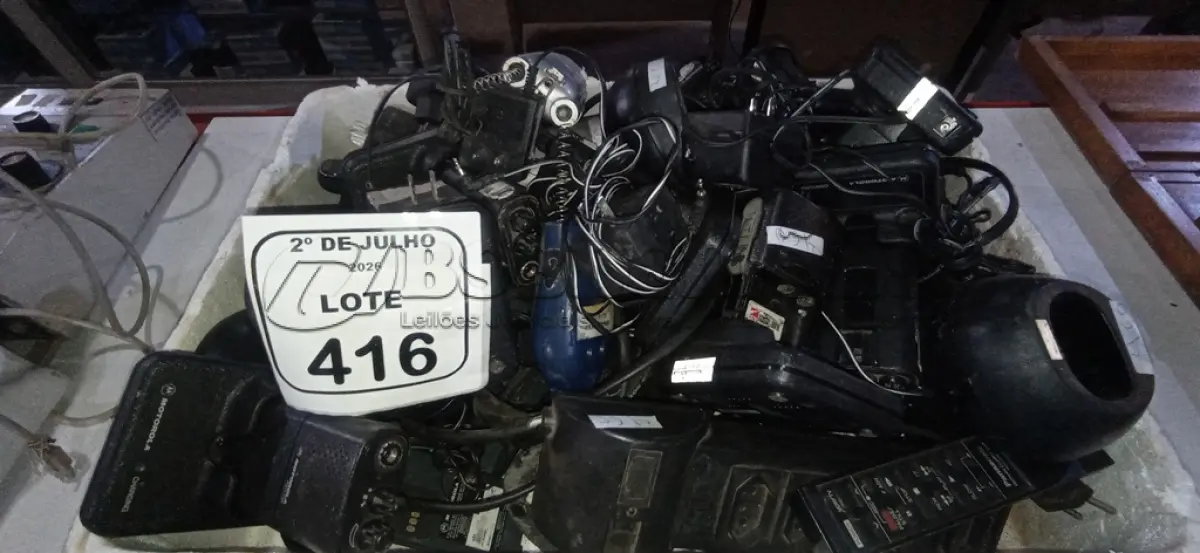 LOTE 416 - 01 LOTE COM GRANDE QUANTIDADE DE RÁDIOS COMUNICADORES DE MARCAS E MODELOS DIVERSOS. (NO ESTADO) ATENÇÃO! FAZER A VISITAÇÃO ANTES DE ARREMATAR, NÃO SABEMOS SE FUNCIONA, LEILÃO NÃO TEM GARANTIA E NEM DEVOLUÇÃO, SUJEITO A POSSÍVEIS AVARIAS VISÍVEIS/OCULTAS E/OU AUSÊNCIA DE COMPONENTES.