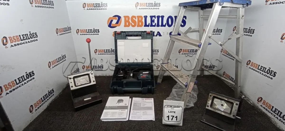 LOTE 171 - 01 LASER DE LINHAS PROFISSIONAL MODELO GCL 2-15 MARCA BOSCH COM CASE, 01 ESCADA DE 01 DEGRAU E 02 GUILHOTINAS PARA CARTÕES. (NO ESTADO) ATENÇÃO! FAZER A VISITAÇÃO ANTES DE ARREMATAR, NÃO SABEMOS SE FUNCIONA, LEILÃO NÃO TEM GARANTIA E NEM DEVOLUÇÃO, SUJEITO A POSSÍVEIS AVARIAS VISÍVEIS/OCULTAS E/OU AUSÊNCIA DE COMPONENTES.
