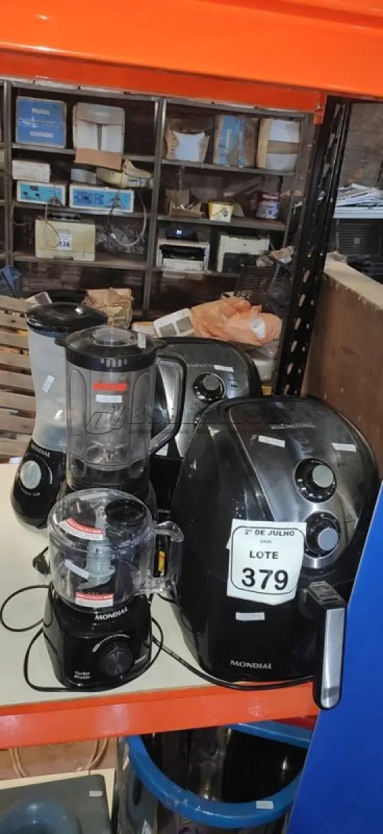 LOTE 379 - 02 AIR FRYERS E 03 LIQUIDIFICADORES DE MODELOS DIVERSOS MARCA MONDIAL. (NO ESTADO) ATENÇÃO! FAZER A VISITAÇÃO ANTES DE ARREMATAR, NÃO SABEMOS SE FUNCIONA, LEILÃO NÃO TEM GARANTIA E NEM DEVOLUÇÃO, SUJEITO A POSSÍVEIS AVARIAS VISÍVEIS/OCULTAS E/OU AUSÊNCIA DE COMPONENTES.
