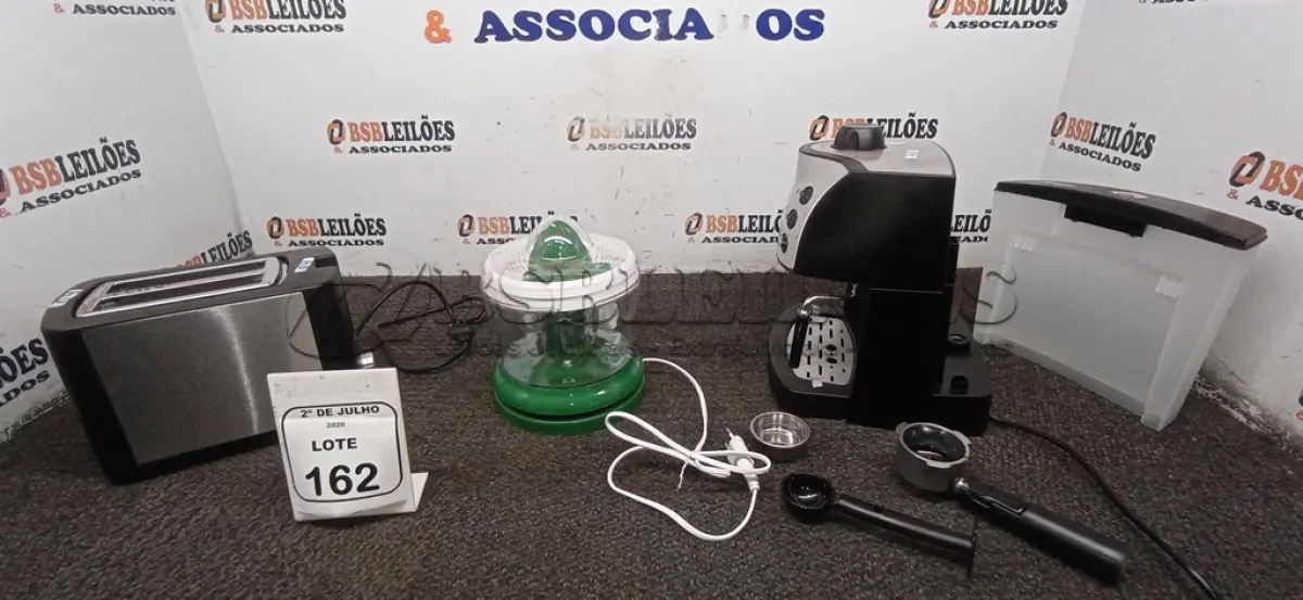 LOTE 162 - 01 MÁQUINA DE CAFÉ EXPRESSO, 01 TORRADEIRA E 01 ESPREMEDOR DE FRUTAS MARCA MONDIAL. (NO ESTADO) ATENÇÃO! FAZER A VISITAÇÃO ANTES DE ARREMATAR, NÃO SABEMOS SE FUNCIONA, LEILÃO NÃO TEM GARANTIA E NEM DEVOLUÇÃO, SUJEITO A POSSÍVEIS AVARIAS VISÍVEIS/OCULTAS E/OU AUSÊNCIA DE COMPONENTES.