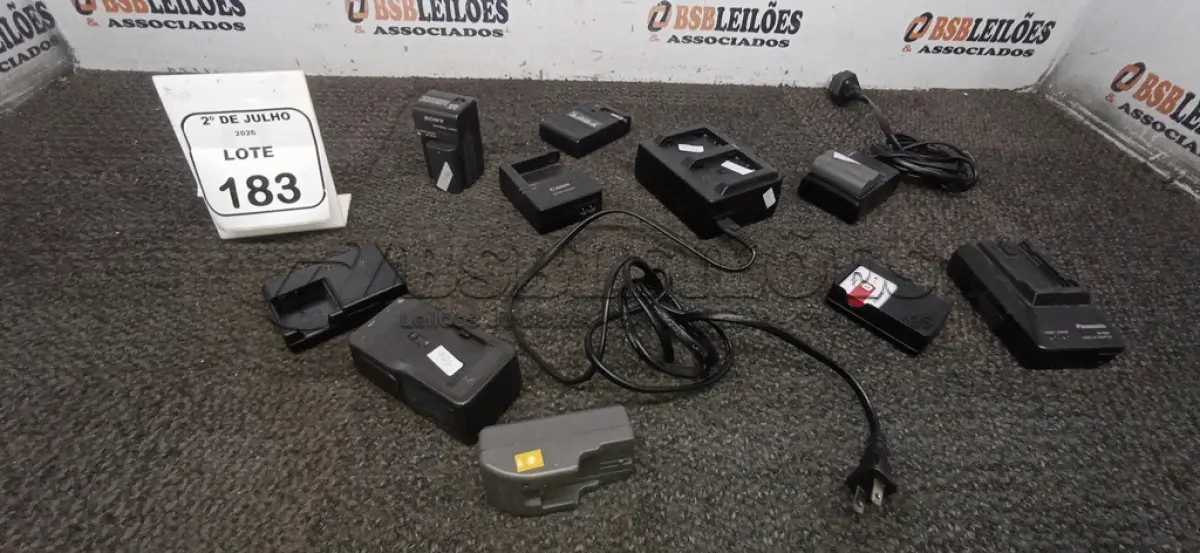 LOTE 183 - 10 CARREGADORES DE BATERIA DE CÂMERAS FOTOGRÁFICAS DE MARCAS E MODELOS DIVERSOS. (NO ESTADO) ATENÇÃO! FAZER A VISITAÇÃO ANTES DE ARREMATAR, NÃO SABEMOS SE FUNCIONA, LEILÃO NÃO TEM GARANTIA E NEM DEVOLUÇÃO, SUJEITO A POSSÍVEIS AVARIAS VISÍVEIS/OCULTAS E/OU AUSÊNCIA DE COMPONENTES.