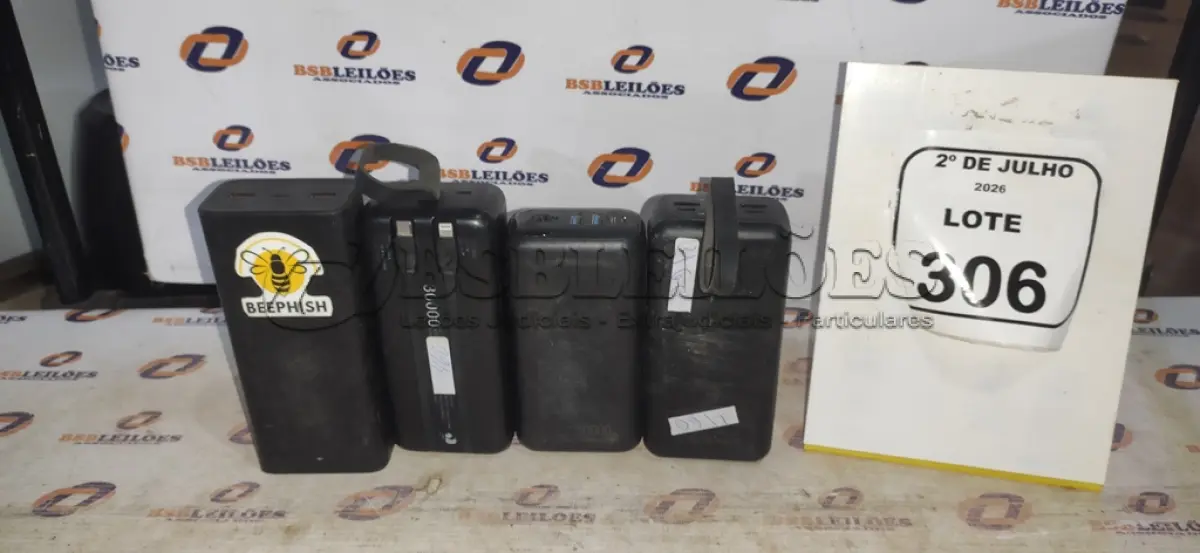 LOTE 306 - 04 POWER BANK DE MARCAS DIVERSAS. (NO ESTADO) ATENÇÃO! FAZER A VISITAÇÃO ANTES DE ARREMATAR, NÃO SABEMOS SE FUNCIONA, LEILÃO NÃO TEM GARANTIA E NEM DEVOLUÇÃO, SUJEITO A POSSÍVEIS AVARIAS VISÍVEIS/OCULTAS E/OU AUSÊNCIA DE COMPONENTES.
