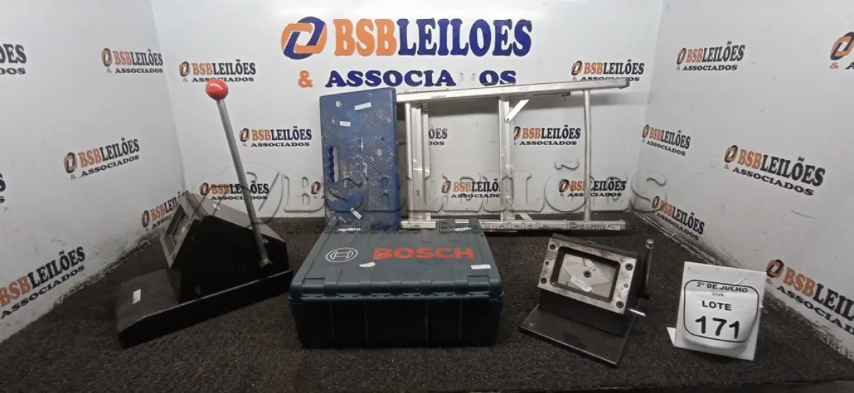 LOTE 171 - 01 LASER DE LINHAS PROFISSIONAL MODELO GCL 2-15 MARCA BOSCH COM CASE, 01 ESCADA DE 01 DEGRAU E 02 GUILHOTINAS PARA CARTÕES. (NO ESTADO) ATENÇÃO! FAZER A VISITAÇÃO ANTES DE ARREMATAR, NÃO SABEMOS SE FUNCIONA, LEILÃO NÃO TEM GARANTIA E NEM DEVOLUÇÃO, SUJEITO A POSSÍVEIS AVARIAS VISÍVEIS/OCULTAS E/OU AUSÊNCIA DE COMPONENTES.