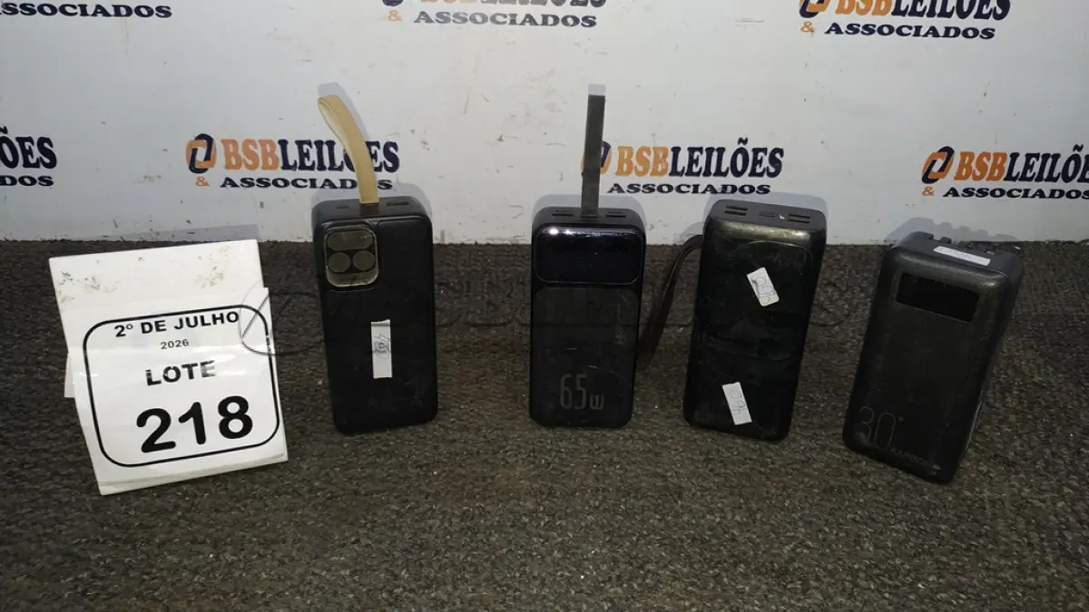 LOTE 218 - 04 POWER BANK DE MARCAS DIVERSAS. (NO ESTADO) ATENÇÃO! FAZER A VISITAÇÃO ANTES DE ARREMATAR, NÃO SABEMOS SE FUNCIONA, LEILÃO NÃO TEM GARANTIA E NEM DEVOLUÇÃO, SUJEITO A POSSÍVEIS AVARIAS VISÍVEIS/OCULTAS E/OU AUSÊNCIA DE COMPONENTES.