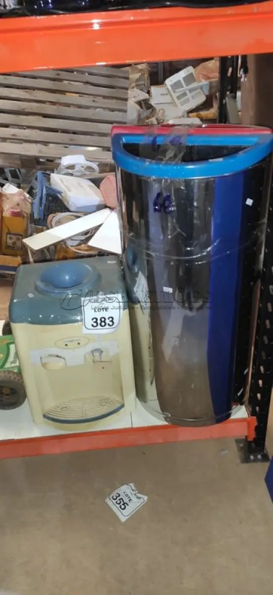 LOTE 383 - 01 BEBEDOURO PARA GARRAFÃO, E 02 LIXEIRAS EM INOX. (NO ESTADO) ATENÇÃO! FAZER A VISITAÇÃO ANTES DE ARREMATAR, NÃO SABEMOS SE FUNCIONA, LEILÃO NÃO TEM GARANTIA E NEM DEVOLUÇÃO, SUJEITO A POSSÍVEIS AVARIAS VISÍVEIS/OCULTAS E/OU AUSÊNCIA DE COMPONENTES.