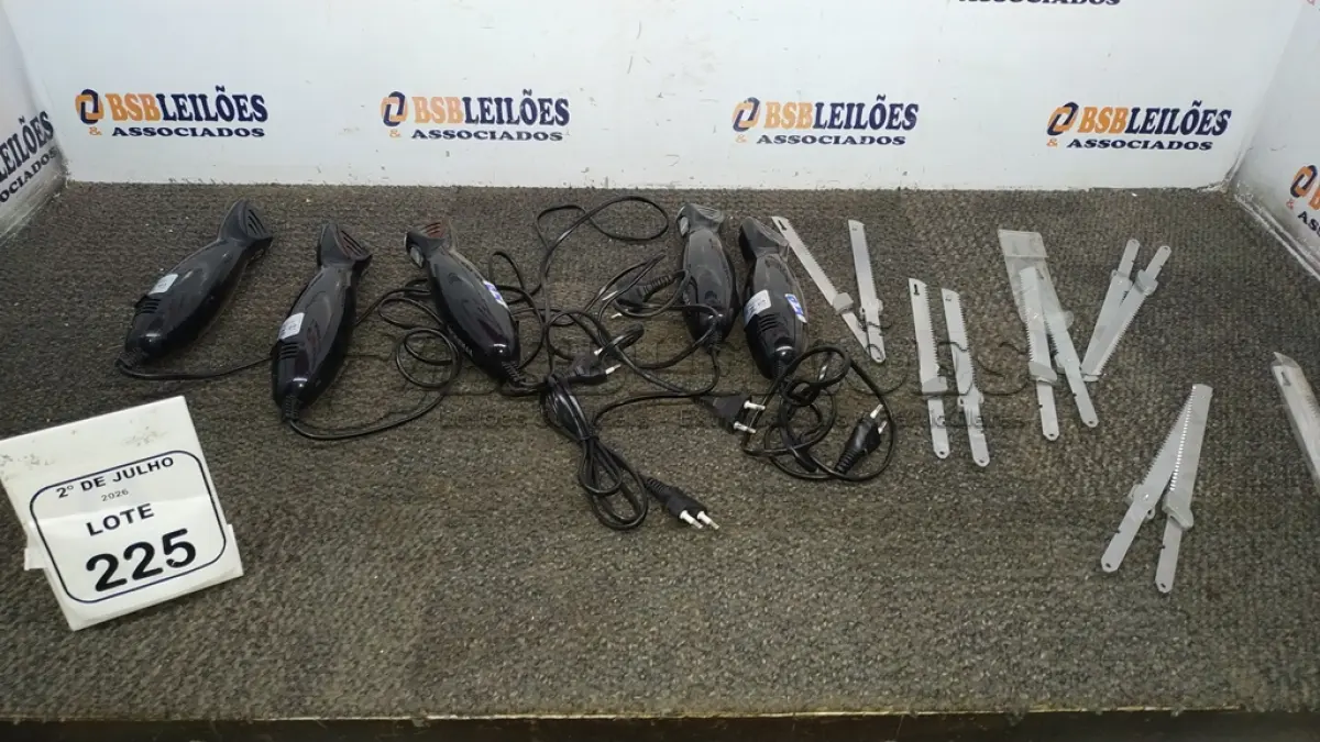 LOTE 225 - 05 FACAS ELÉTRICAS MARCA MONDIAL. (NO ESTADO) ATENÇÃO! FAZER A VISITAÇÃO ANTES DE ARREMATAR, NÃO SABEMOS SE FUNCIONA, LEILÃO NÃO TEM GARANTIA E NEM DEVOLUÇÃO, SUJEITO A POSSÍVEIS AVARIAS VISÍVEIS/OCULTAS E/OU AUSÊNCIA DE COMPONENTES.