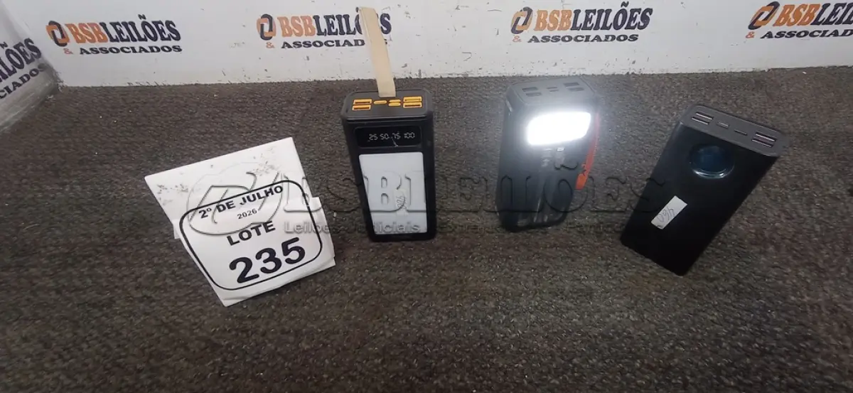 LOTE 235 - 03 POWER BANK DE MARCAS DIVERSAS. (NO ESTADO) ATENÇÃO! FAZER A VISITAÇÃO ANTES DE ARREMATAR, NÃO SABEMOS SE FUNCIONA, LEILÃO NÃO TEM GARANTIA E NEM DEVOLUÇÃO, SUJEITO A POSSÍVEIS AVARIAS VISÍVEIS/OCULTAS E/OU AUSÊNCIA DE COMPONENTES.