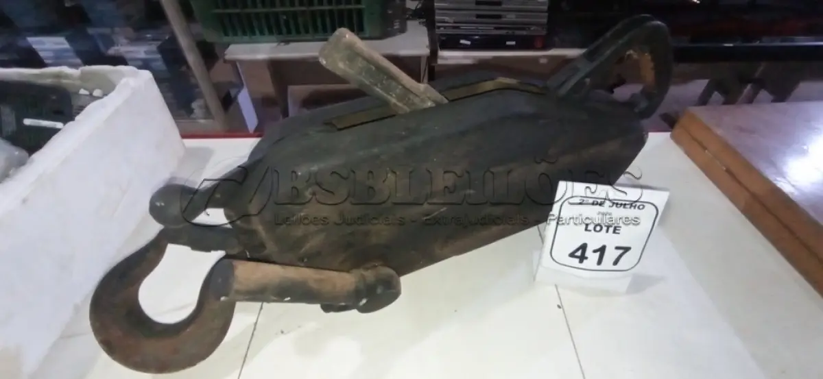 LOTE 417 - 01 GUINCHO. (NO ESTADO) ATENÇÃO! FAZER A VISITAÇÃO ANTES DE ARREMATAR, NÃO SABEMOS SE FUNCIONA, LEILÃO NÃO TEM GARANTIA E NEM DEVOLUÇÃO, SUJEITO A POSSÍVEIS AVARIAS VISÍVEIS/OCULTAS E/OU AUSÊNCIA DE COMPONENTES.