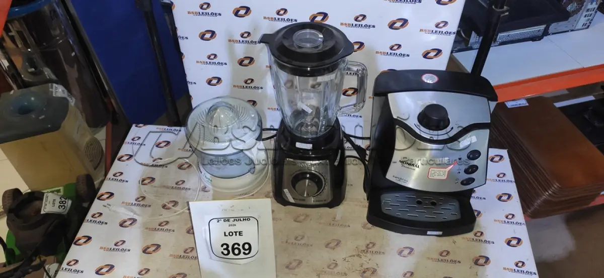 LOTE 369 - 01 MÁQUINA DE CAFÉ EXPRESSO, 01 LIQUIDIFICADOR E 01 ESPREMEDOR DE FRUTAS. (NO ESTADO) ATENÇÃO! FAZER A VISITAÇÃO ANTES DE ARREMATAR, NÃO SABEMOS SE FUNCIONA, LEILÃO NÃO TEM GARANTIA E NEM DEVOLUÇÃO, SUJEITO A POSSÍVEIS AVARIAS VISÍVEIS/OCULTAS E/OU AUSÊNCIA DE COMPONENTES.