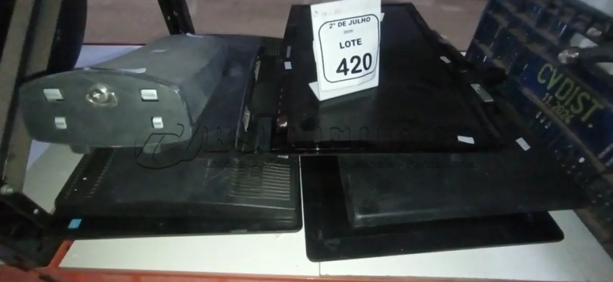 LOTE 420 - 05 MONITORES DE MARCAS E MODELOS DIVERSOS. (NO ESTADO) ATENÇÃO! FAZER A VISITAÇÃO ANTES DE ARREMATAR, NÃO SABEMOS SE FUNCIONA, LEILÃO NÃO TEM GARANTIA E NEM DEVOLUÇÃO, SUJEITO A POSSÍVEIS AVARIAS VISÍVEIS/OCULTAS E/OU AUSÊNCIA DE COMPONENTES.
