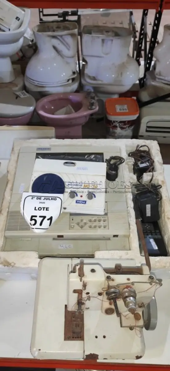 LOTE 571 - 01 MÁQUINA DE COSTURA MARCA BRACOB E 03 APARELHOS LABORATORIAIS DIVERSOS. (NO ESTADO) ATENÇÃO! FAZER A VISITAÇÃO ANTES DE ARREMATAR, NÃO SABEMOS SE FUNCIONA, LEILÃO NÃO TEM GARANTIA E NEM DEVOLUÇÃO, SUJEITO A POSSÍVEIS AVARIAS VISÍVEIS/OCULTAS E/OU AUSÊNCIA DE COMPONENTES.