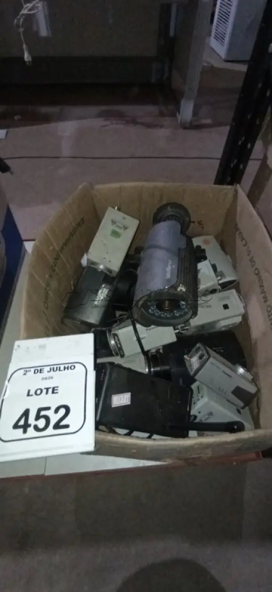 LOTE 452 - 01 LOTE COM VÁRIAS CÂMERAS DE SEGURANÇA DE MARCAS E MODELOS DIVERSOS. (NO ESTADO) ATENÇÃO! FAZER A VISITAÇÃO ANTES DE ARREMATAR, NÃO SABEMOS SE FUNCIONA, LEILÃO NÃO TEM GARANTIA E NEM DEVOLUÇÃO, SUJEITO A POSSÍVEIS AVARIAS VISÍVEIS/OCULTAS E/OU AUSÊNCIA DE COMPONENTES.