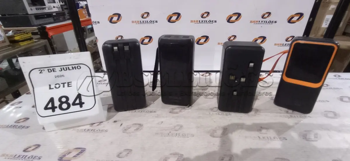 LOTE 484 - 04 POWER BANK DE MARCAS DIVERSAS. (NO ESTADO) ATENÇÃO! FAZER A VISITAÇÃO ANTES DE ARREMATAR, NÃO SABEMOS SE FUNCIONA, LEILÃO NÃO TEM GARANTIA E NEM DEVOLUÇÃO, SUJEITO A POSSÍVEIS AVARIAS VISÍVEIS/OCULTAS E/OU AUSÊNCIA DE COMPONENTES.