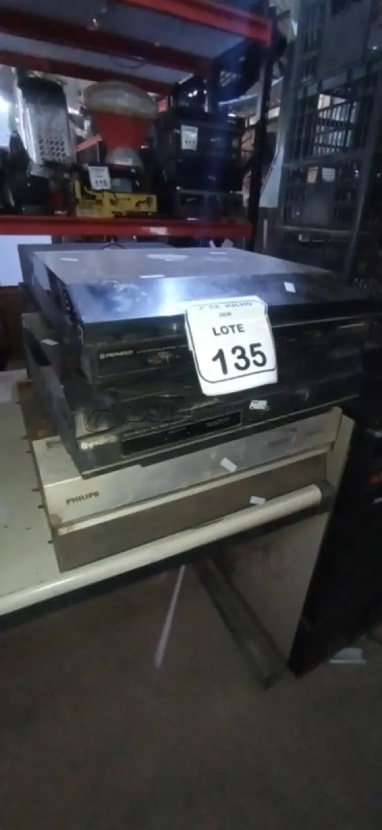 LOTE 135 - 01 DISC PLAYER COM AVARIAS, 03 APARELHOS DE VÍDEO CASSETE E 03 TOCAS VINIL DE MARCAS E MODELOS DIVERSOS. (NO ESTADO) ATENÇÃO! FAZER A VISITAÇÃO ANTES DE ARREMATAR, NÃO SABEMOS SE FUNCIONA, LEILÃO NÃO TEM GARANTIA E NEM DEVOLUÇÃO, SUJEITO A POSSÍVEIS AVARIAS VISÍVEIS/OCULTAS E/OU AUSÊNCIA DE COMPONENTES.