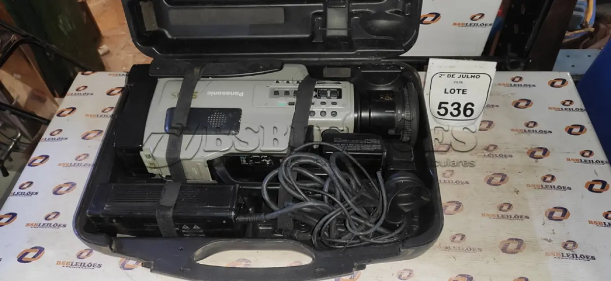 LOTE 536 - 01 FILMADORA VHS MARCA PANASONIC COM CASE. (NO ESTADO) ATENÇÃO! FAZER A VISITAÇÃO ANTES DE ARREMATAR, NÃO SABEMOS SE FUNCIONA, LEILÃO NÃO TEM GARANTIA E NEM DEVOLUÇÃO, SUJEITO A POSSÍVEIS AVARIAS VISÍVEIS/OCULTAS E/OU AUSÊNCIA DE COMPONENTES.