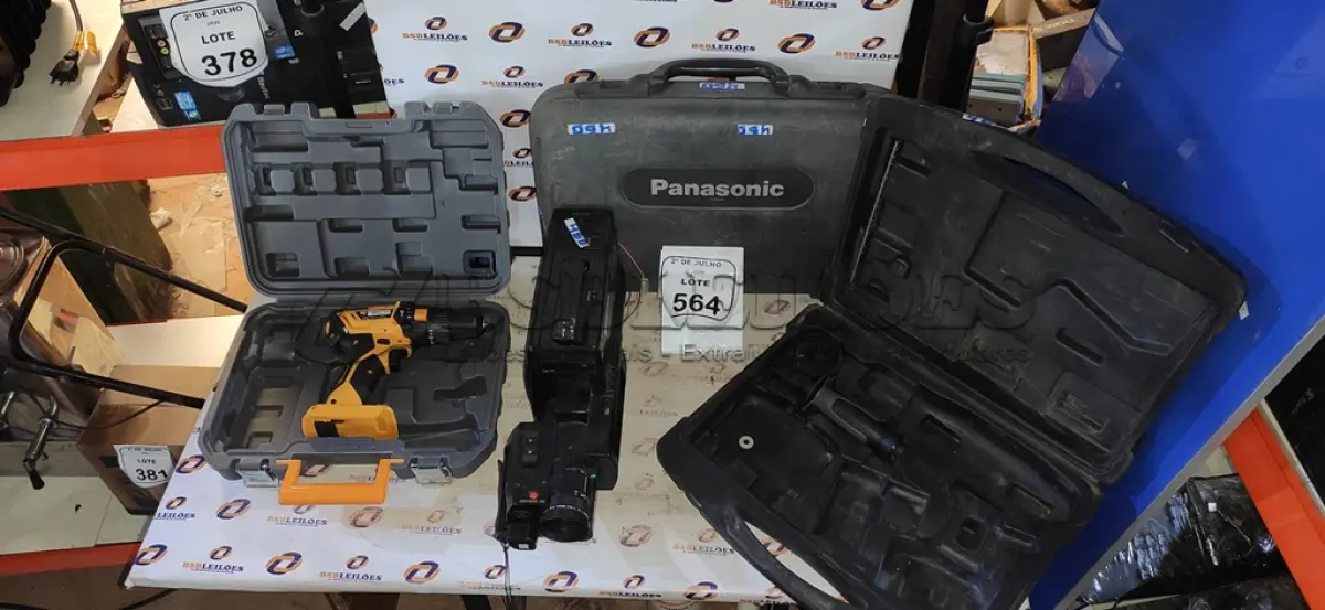 LOTE 564 - 01 FILMADORA ANTIGA MARCA SHARP E 03 CASES DE FERRAMENTAS. (NO ESTADO) ATENÇÃO! FAZER A VISITAÇÃO ANTES DE ARREMATAR, NÃO SABEMOS SE FUNCIONA, LEILÃO NÃO TEM GARANTIA E NEM DEVOLUÇÃO, SUJEITO A POSSÍVEIS AVARIAS VISÍVEIS/OCULTAS E/OU AUSÊNCIA DE COMPONENTES.