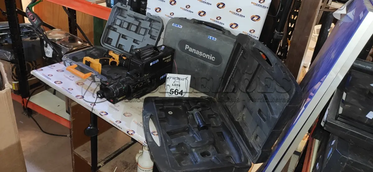 LOTE 564 - 01 FILMADORA ANTIGA MARCA SHARP E 03 CASES DE FERRAMENTAS. (NO ESTADO) ATENÇÃO! FAZER A VISITAÇÃO ANTES DE ARREMATAR, NÃO SABEMOS SE FUNCIONA, LEILÃO NÃO TEM GARANTIA E NEM DEVOLUÇÃO, SUJEITO A POSSÍVEIS AVARIAS VISÍVEIS/OCULTAS E/OU AUSÊNCIA DE COMPONENTES.