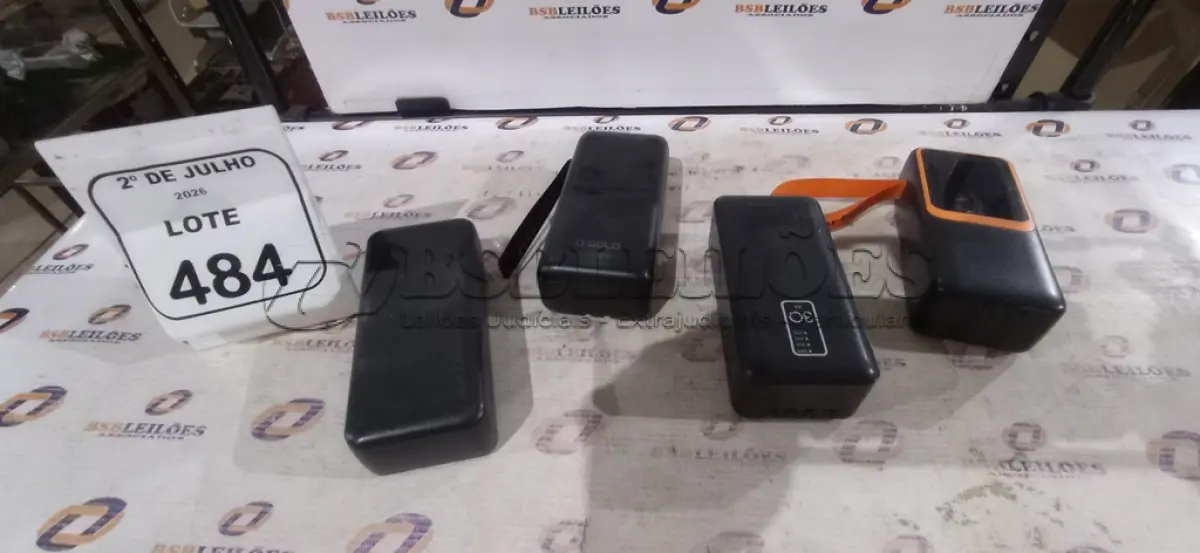 LOTE 484 - 04 POWER BANK DE MARCAS DIVERSAS. (NO ESTADO) ATENÇÃO! FAZER A VISITAÇÃO ANTES DE ARREMATAR, NÃO SABEMOS SE FUNCIONA, LEILÃO NÃO TEM GARANTIA E NEM DEVOLUÇÃO, SUJEITO A POSSÍVEIS AVARIAS VISÍVEIS/OCULTAS E/OU AUSÊNCIA DE COMPONENTES.