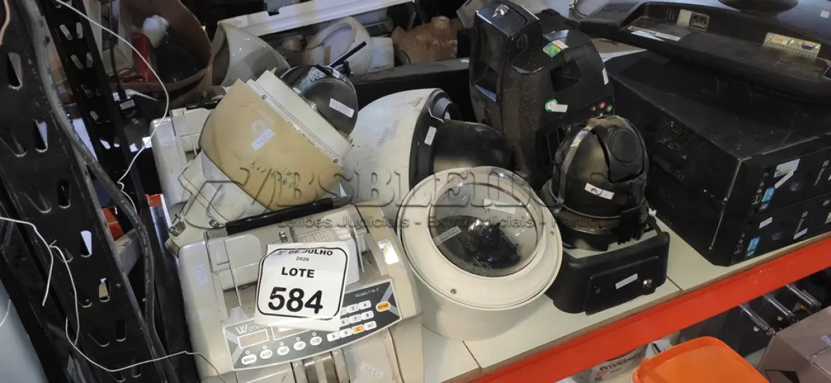 LOTE 584 - 04 CÂMERAS TIPO DOME, 03 RELÓGIOS DE PONTO E 02 MÁQUINAS DE CONTAR CÉDULAS. (NO ESTADO) ATENÇÃO! FAZER A VISITAÇÃO ANTES DE ARREMATAR, NÃO SABEMOS SE FUNCIONA, LEILÃO NÃO TEM GARANTIA E NEM DEVOLUÇÃO, SUJEITO A POSSÍVEIS AVARIAS VISÍVEIS/OCULTAS E/OU AUSÊNCIA DE COMPONENTES.