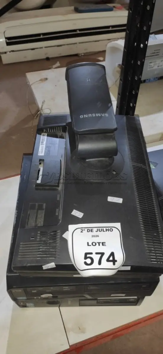 LOTE 574 - 02 MONITORES E 02 CPUS DE MARCAS DIVERSAS. (NO ESTADO) ATENÇÃO! FAZER A VISITAÇÃO ANTES DE ARREMATAR, NÃO SABEMOS SE FUNCIONA, LEILÃO NÃO TEM GARANTIA E NEM DEVOLUÇÃO, SUJEITO A POSSÍVEIS AVARIAS VISÍVEIS/OCULTAS E/OU AUSÊNCIA DE COMPONENTES.
