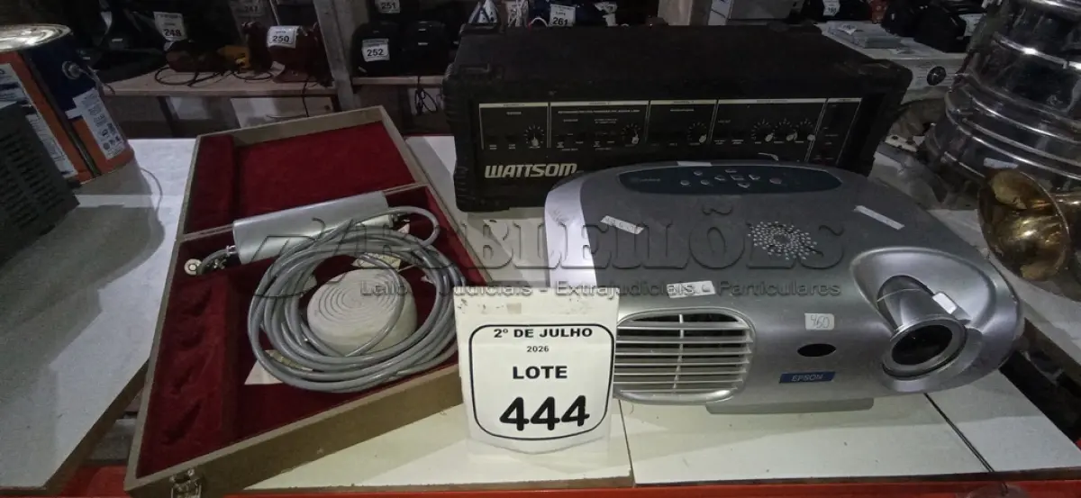 LOTE 444 - 01 CABEÇOTE AMPLIFICADOR MODELO H30 MARCA CICLOTRON, 01 APARELHO ODONTOLÓGICO E 01 PROJETOR. (NO ESTADO) ATENÇÃO! FAZER A VISITAÇÃO ANTES DE ARREMATAR, NÃO SABEMOS SE FUNCIONA, LEILÃO NÃO TEM GARANTIA E NEM DEVOLUÇÃO, SUJEITO A POSSÍVEIS AVARIAS VISÍVEIS/OCULTAS E/OU AUSÊNCIA DE COMPONENTES.