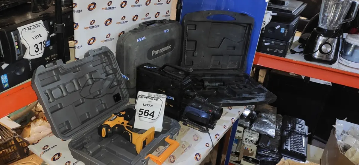 LOTE 564 - 01 FILMADORA ANTIGA MARCA SHARP E 03 CASES DE FERRAMENTAS. (NO ESTADO) ATENÇÃO! FAZER A VISITAÇÃO ANTES DE ARREMATAR, NÃO SABEMOS SE FUNCIONA, LEILÃO NÃO TEM GARANTIA E NEM DEVOLUÇÃO, SUJEITO A POSSÍVEIS AVARIAS VISÍVEIS/OCULTAS E/OU AUSÊNCIA DE COMPONENTES.