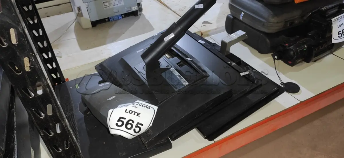 LOTE 565 - 05 MONITORES DE MARCAS E MODELOS DIVERSOS. (NO ESTADO) ATENÇÃO! FAZER A VISITAÇÃO ANTES DE ARREMATAR, NÃO SABEMOS SE FUNCIONA, LEILÃO NÃO TEM GARANTIA E NEM DEVOLUÇÃO, SUJEITO A POSSÍVEIS AVARIAS VISÍVEIS/OCULTAS E/OU AUSÊNCIA DE COMPONENTES.