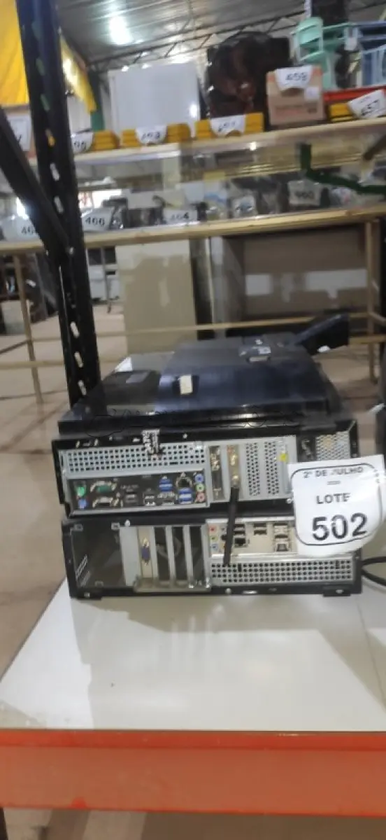 LOTE 502 - 02 CPUS E 01 MONITOR MARCA POSITIVO. (NO ESTADO) ATENÇÃO! FAZER A VISITAÇÃO ANTES DE ARREMATAR, NÃO SABEMOS SE FUNCIONA, LEILÃO NÃO TEM GARANTIA E NEM DEVOLUÇÃO, SUJEITO A POSSÍVEIS AVARIAS VISÍVEIS/OCULTAS E/OU AUSÊNCIA DE COMPONENTES.