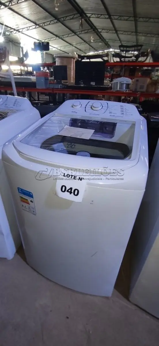 LOTE 040 - 01 LAVADORA ROUPAS ELECTROLUX 12 KG BRANCA LAVAGEM LAC12 - 220V (NO ESTADO, NÃO SABEMOS SE FUNCIONA. LEILÃO NÃO TEM GARANTIA E NEM DEVOLUÇÃO, SUJEITO A POSSÍVEIS AVARIAS VISÍVEIS/OCULTAS E/OU AUSÊNCIA DE COMPONENTES)