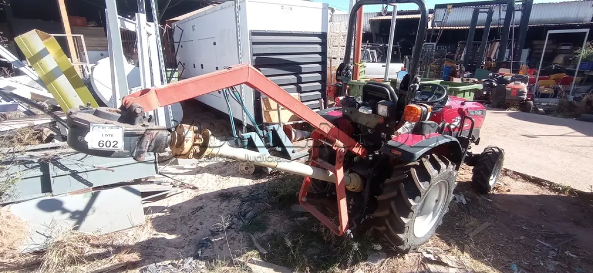 LOTE 602 - 01 TRATOR AGRÍCOLA YAMMAR SOLIS 28 A DIESEL 4X4 3 CILINDROS 26 CV CHASSI JMKSJ1207139G36. (NO ESTADO) ATENÇÃO! FAZER A VISITAÇÃO ANTES DE ARREMATAR, NÃO SABEMOS SE FUNCIONA, LEILÃO NÃO TEM GARANTIA E NEM DEVOLUÇÃO, SUJEITO A POSSÍVEIS AVARIAS VISÍVEIS/OCULTAS E/OU AUSÊNCIA DE COMPONENTES.