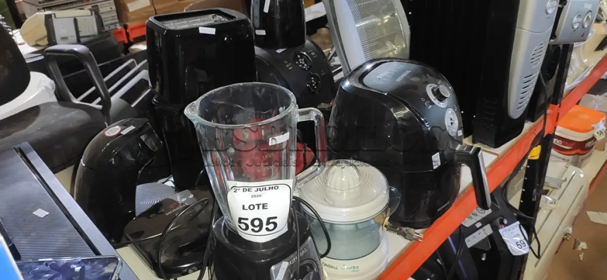 LOTE 595 - 02 AIR FRYERS, 02 CAFETEIRAS, 01 TORRADEIRA, 01 CHALEIRA ELÉTRICA, 01 LIQUIDIFICADOR E 01 MOTOR DE LIQUIDIFICADOR MARCA MONDIAL. (NO ESTADO) ATENÇÃO! FAZER A VISITAÇÃO ANTES DE ARREMATAR, NÃO SABEMOS SE FUNCIONA, LEILÃO NÃO TEM GARANTIA E NEM DEVOLUÇÃO, SUJEITO A POSSÍVEIS AVARIAS VISÍVEIS/OCULTAS E/OU AUSÊNCIA DE COMPONENTES.