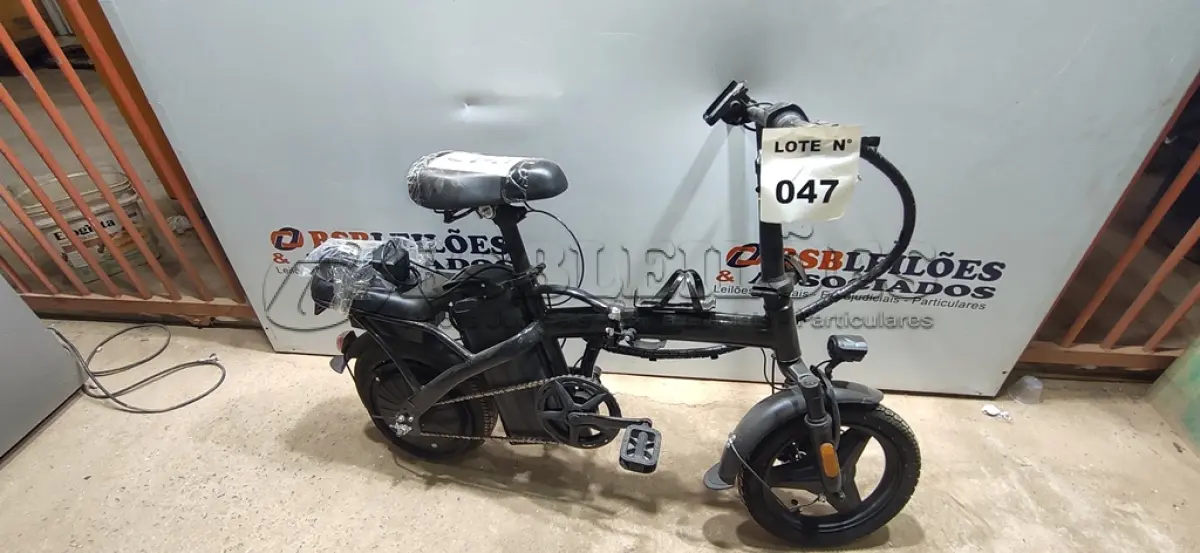 LOTE 047 - 01 BICICLETA ELÉTRICA (NO ESTADO, NÃO SABEMOS SE FUNCIONA. LEILÃO NÃO TEM GARANTIA E NEM DEVOLUÇÃO, SUJEITO A POSSÍVEIS AVARIAS VISÍVEIS/OCULTAS E/OU AUSÊNCIA DE COMPONENTES)