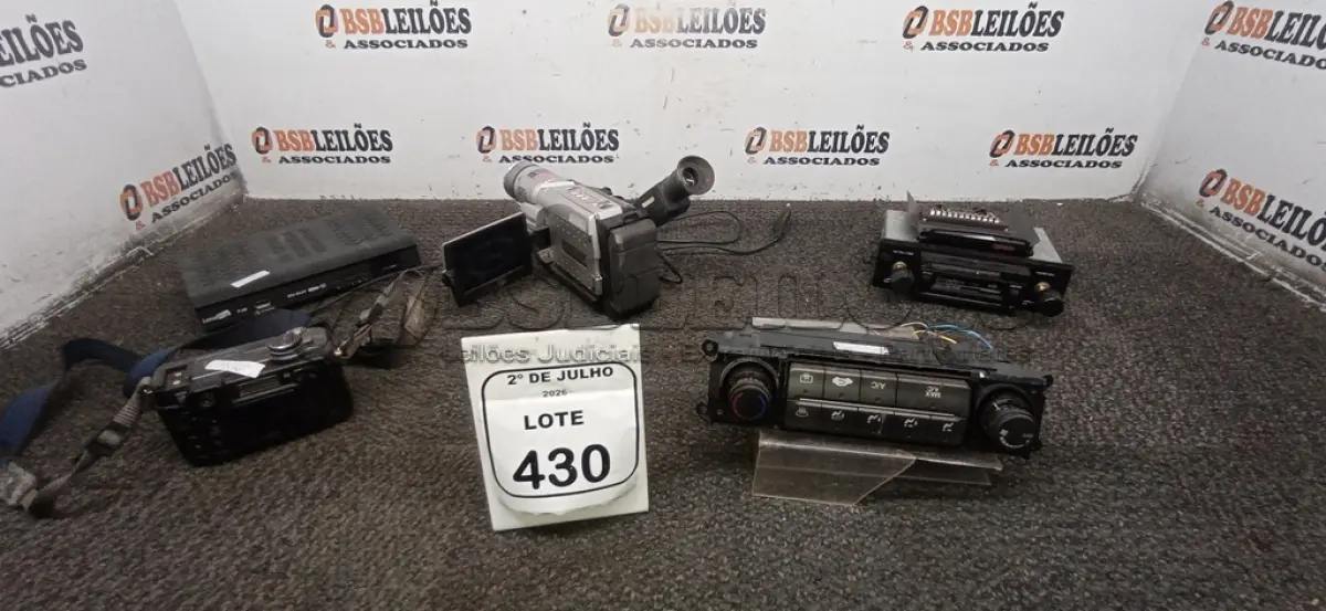 LOTE 430 - 02 SONS AUTOMOTIVOS, 01 APARELHO DVD, 01 MÁQUINA FOTOGRÁFICA E 01 FILMADORA. (NO ESTADO) ATENÇÃO! FAZER A VISITAÇÃO ANTES DE ARREMATAR, NÃO SABEMOS SE FUNCIONA, LEILÃO NÃO TEM GARANTIA E NEM DEVOLUÇÃO, SUJEITO A POSSÍVEIS AVARIAS VISÍVEIS/OCULTAS E/OU AUSÊNCIA DE COMPONENTES.