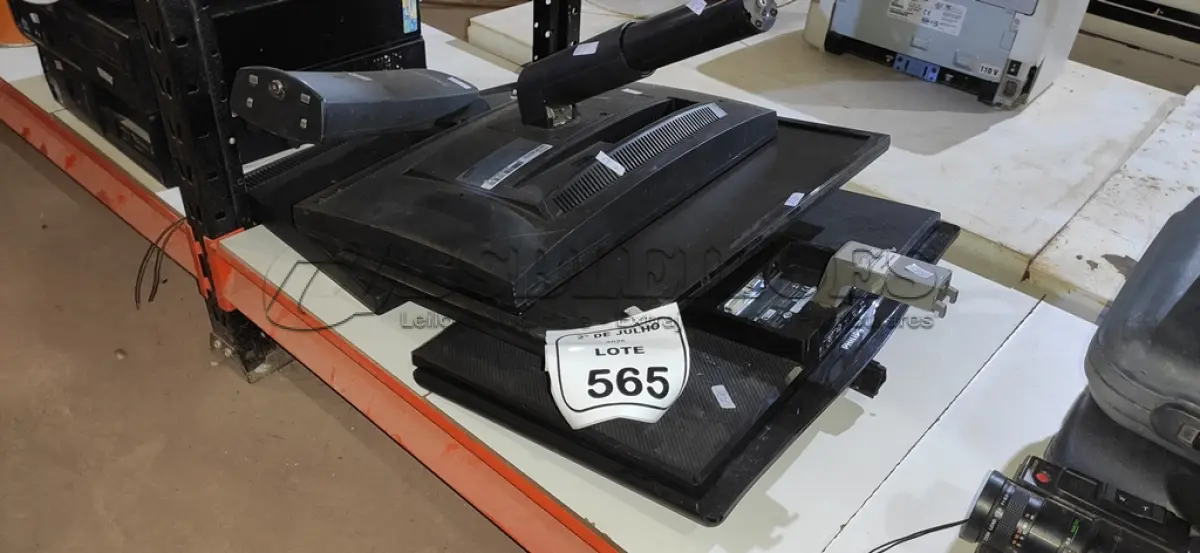 LOTE 565 - 05 MONITORES DE MARCAS E MODELOS DIVERSOS. (NO ESTADO) ATENÇÃO! FAZER A VISITAÇÃO ANTES DE ARREMATAR, NÃO SABEMOS SE FUNCIONA, LEILÃO NÃO TEM GARANTIA E NEM DEVOLUÇÃO, SUJEITO A POSSÍVEIS AVARIAS VISÍVEIS/OCULTAS E/OU AUSÊNCIA DE COMPONENTES.