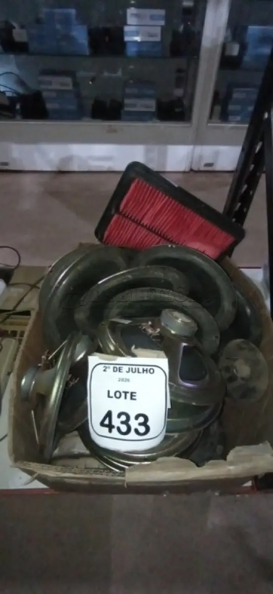 LOTE 433 - 01 LOTE COM VÁRIOS ALTO FALANTES DE MARCAS E MODELOS DIVERSOS. (NO ESTADO) ATENÇÃO! FAZER A VISITAÇÃO ANTES DE ARREMATAR, NÃO SABEMOS SE FUNCIONA, LEILÃO NÃO TEM GARANTIA E NEM DEVOLUÇÃO, SUJEITO A POSSÍVEIS AVARIAS VISÍVEIS/OCULTAS E/OU AUSÊNCIA DE COMPONENTES.
