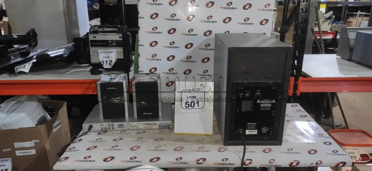 LOTE 501 - 01 APARELHO DE DVD MARCA MAGNAVOX, 01 SUBWOOFER E 04 CAIXAS DE SOM. (NO ESTADO) ATENÇÃO! FAZER A VISITAÇÃO ANTES DE ARREMATAR, NÃO SABEMOS SE FUNCIONA, LEILÃO NÃO TEM GARANTIA E NEM DEVOLUÇÃO, SUJEITO A POSSÍVEIS AVARIAS VISÍVEIS/OCULTAS E/OU AUSÊNCIA DE COMPONENTES.