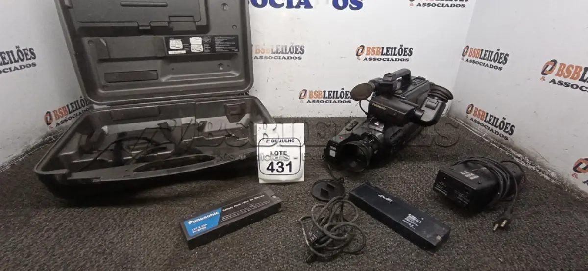 LOTE 431 - 01 FILMADORA MODELO M1000 VHS MARCA PANASONIC COM CASE. (NO ESTADO) ATENÇÃO! FAZER A VISITAÇÃO ANTES DE ARREMATAR, NÃO SABEMOS SE FUNCIONA, LEILÃO NÃO TEM GARANTIA E NEM DEVOLUÇÃO, SUJEITO A POSSÍVEIS AVARIAS VISÍVEIS/OCULTAS E/OU AUSÊNCIA DE COMPONENTES.