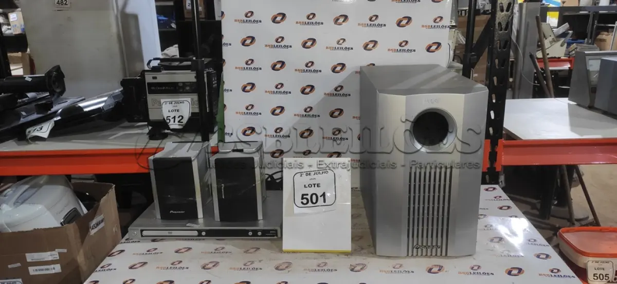 LOTE 501 - 01 APARELHO DE DVD MARCA MAGNAVOX, 01 SUBWOOFER E 04 CAIXAS DE SOM. (NO ESTADO) ATENÇÃO! FAZER A VISITAÇÃO ANTES DE ARREMATAR, NÃO SABEMOS SE FUNCIONA, LEILÃO NÃO TEM GARANTIA E NEM DEVOLUÇÃO, SUJEITO A POSSÍVEIS AVARIAS VISÍVEIS/OCULTAS E/OU AUSÊNCIA DE COMPONENTES.