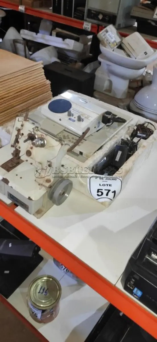 LOTE 571 - 01 MÁQUINA DE COSTURA MARCA BRACOB E 03 APARELHOS LABORATORIAIS DIVERSOS. (NO ESTADO) ATENÇÃO! FAZER A VISITAÇÃO ANTES DE ARREMATAR, NÃO SABEMOS SE FUNCIONA, LEILÃO NÃO TEM GARANTIA E NEM DEVOLUÇÃO, SUJEITO A POSSÍVEIS AVARIAS VISÍVEIS/OCULTAS E/OU AUSÊNCIA DE COMPONENTES.