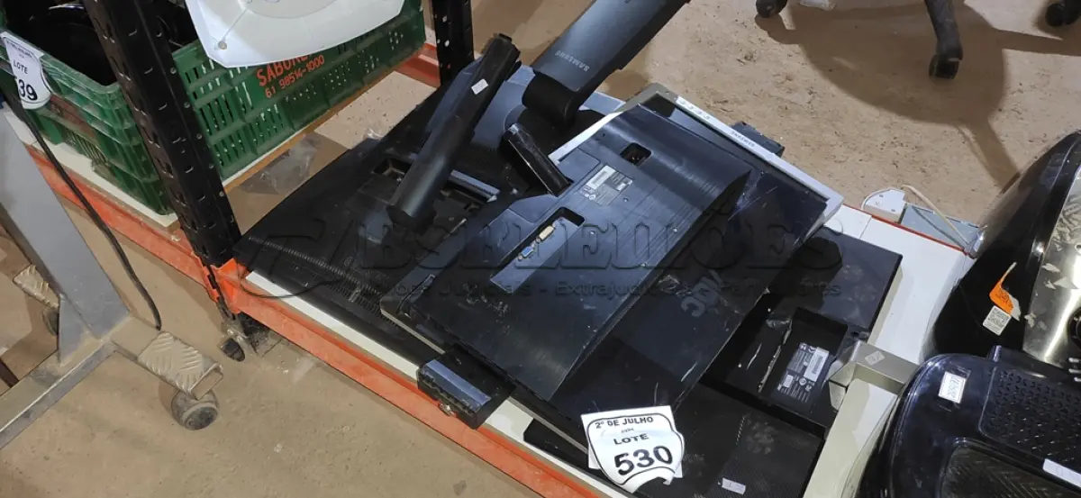 LOTE 530 - 06 MONITORES DE MARCAS E MODELOS DIVERSOS. (NO ESTADO) ATENÇÃO! FAZER A VISITAÇÃO ANTES DE ARREMATAR, NÃO SABEMOS SE FUNCIONA, LEILÃO NÃO TEM GARANTIA E NEM DEVOLUÇÃO, SUJEITO A POSSÍVEIS AVARIAS VISÍVEIS/OCULTAS E/OU AUSÊNCIA DE COMPONENTES.